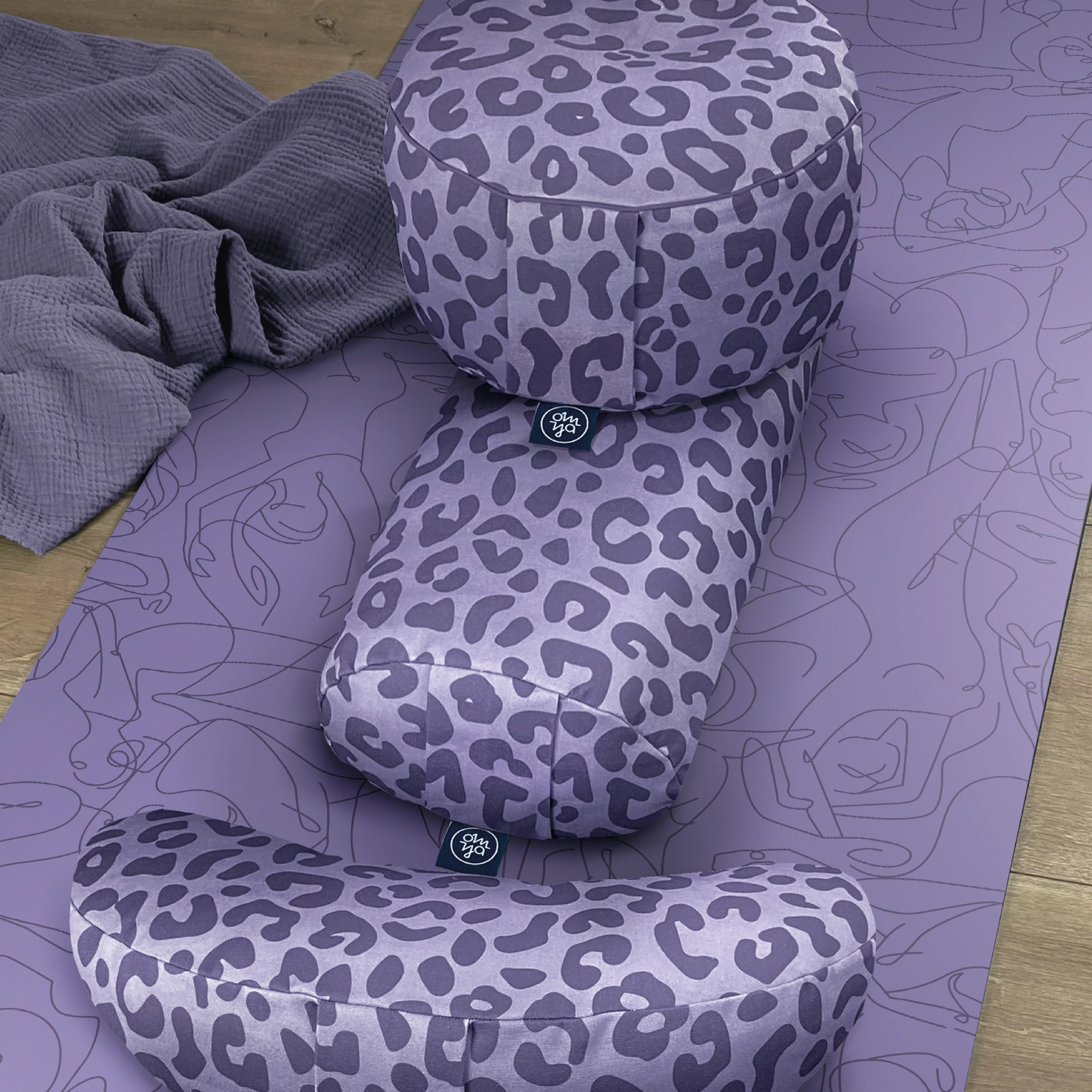 Design Yoga Halbmond Kissen - Lavender Leo
